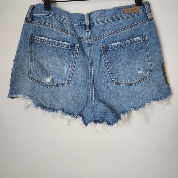 Blank NYC | The Barrow Vintage High Rise Embroidered Floral 3" Shorts - Size 30 - Picture 9 of 14